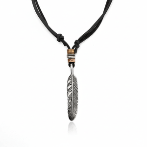 Colgante de Número de Pluma de Halcón en Rodio y Acero Inoxidable Chapado en Oro de 18K con Cadena de Cuerda Ajustable para Hombres y Niños - Product Image 3