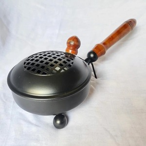 Quemador de incienso tradicional de latón con un diseño de tallado intrincado y tapa, perfecto para difundir la fragancia árabe en salas de estar. - Product Image 3
