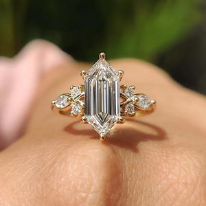 Anillo de Compromiso con Diamante Corte Hexagonal y Piedras Laterales Marquise y Redondas, Oro Amarillo de 14K, Anillo Floral, Regalo de Boda para Ella - Product Image 1