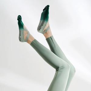 Chaussettes de Pilates à cinq doigts avec logo personnalisé pour femmes et jeunes, chaussettes de yoga en coton doux à dégradé tie-dye antidérapantes, vente en gros - Product Image 3