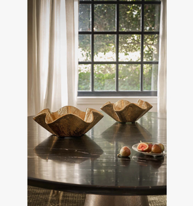 Bol décoratif de luxe artisanal en laiton doré, à motif cannelé ondulé et bord festonné organique, servant de centre de table, en laiton texturé - Product Image 4