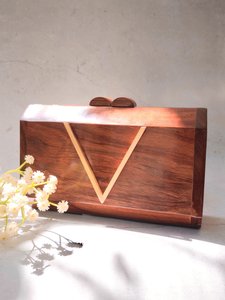 Hermoso Bolso de Mano Bohemio de Madera con Cierre Magnético, Cadenas Metálicas y Detalle de Botón - Duradero, Hecho a Mano en India, Portátil para Fiestas Nocturnas - Product Image 2