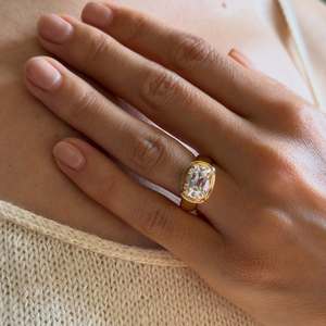 Bague solitaire en diamant de laboratoire taille coussin de 3 carats, provenant de mines anciennes, sertie clos en or jaune 14 carats, certifiée IGI - Product Image 4