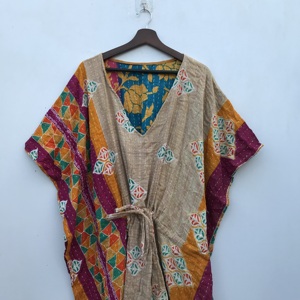 Caftán bohemio de algodón Kantha hecho a mano en India, vestido playero para mujer - Product Image 1