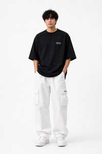 เสื้อยืดคอกลมสีดำสำหรับผู้ชาย ผ้าถักเนื้อนุ่ม ระบายอากาศได้ดี ผลิตจากผ้าฝ้าย 100% พร้อมกางเกงคาร์โก้สีขาว ชุดสตรีทแวร์สำหรับฤดูหนาว  โลโก้ตัวอักษรด้านหน้า - Product Image 1