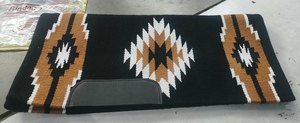 Tapis de selle équestre en cuir et laine de Nouvelle-Zélande Sufi International, marron et blanc, motif géométrique losanges, léger et durable - Product Image 3