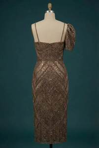 Vestido de cóctel de lujo con cuentas hechas a mano y un solo hombro descubierto |   Vestido de noche ajustado con tirantes finos para mujer al por mayor - Product Image 4