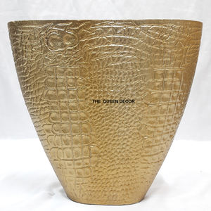 Vase décoratif en aluminium de forme unique avec texture gaufrée crocodile pour la décoration de maisons, hôtels, centres commerciaux et complexes hôteliers - Product Image 1