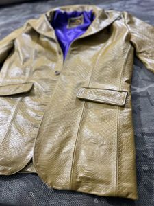 Chaqueta de invierno para hombre de cuero genuino con forro de seda satinada y botones en relieve. - Product Image 5