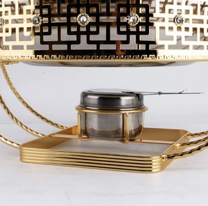 Plat à chafing dish rond en métal doré Gulf avec couvercle et poignée décorative, style oriental, finition polie - Product Image 6