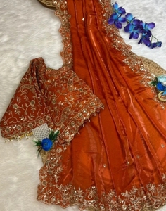 Sari de satén de Bollywood con bordado KV, adornos y estampado floral (naranja) - Product Image 6