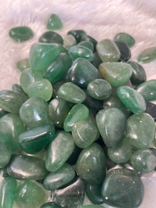 Pierre de fluorite verte vibrante, polie et lisse, avec une variété de couleurs riches, idéale pour les collections de cristaux et la décoration. - Product Image 1