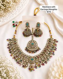 Parure de bijoux ethniques Kundan haut de gamme pour femme, comprenant un collier, des boucles d'oreilles et un Maang Tikka, en alliage de zinc plaqué or antique, idéale pour les mariages. - Product Image 2