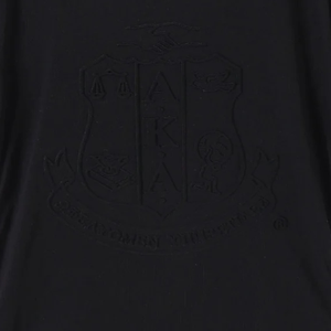 Camiseta AKA Premium con relieve, color negro, cuello redondo, manga corta, estilo griego informal para mujer - Product Image 2