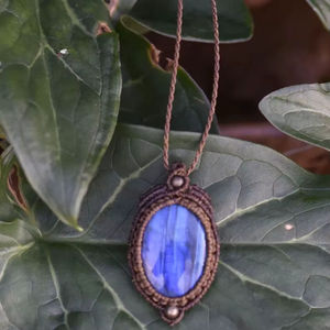 Collier en macramé marron fait main avec pierre précieuse labradorite bleue, bijou bohème ajustable pour la guérison - Product Image 1