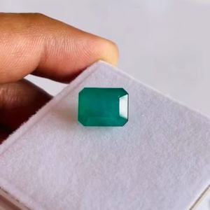 มรกตทรงเหลี่ยมธรรมชาติ 6.97 กะรัต คุณภาพดี สีเขียวสวยงาม ขัดเงาอย่างดี เหมาะสำหรับทำเครื่องประดับทุกชนิด - Product Image 5