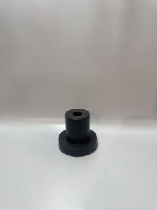 Ensemble de 3 bougeoirs modernes en laiton doré et aluminium, à base évasée et tige fine, pour bougies coniques, centre de table minimaliste - Product Image 5