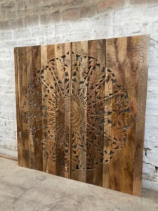 Panneau mural décoratif carré en bois massif naturel sculpté à la main avec motifs floraux pour salon, idéal pour la tête de lit ou le dos des canapés. - Product Image 1