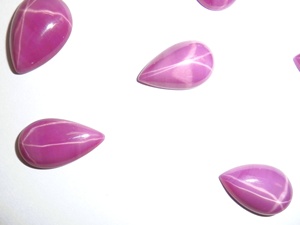 Rubis Étoilé Rose Poire 11x17 mm 9,5 Carats Créé en Laboratoire Poli Opaque Cabochon avec Effet Étoile à 6 Branches pour la Fabrication de Bijoux - Product Image 6
