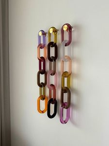 Elegante Escultura de Pared de Cadena de Eslabones de Resina Acrílica Hecha a Mano, Arte Decorativo para un Diseño Interior Elegante del Hogar - Product Image 4