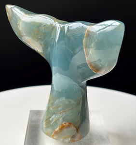 Sculpture de queue de baleine en onyx bleu sculptée à la main, élégante sculpture en cristal de marbre, décoration d'intérieur, cadeau pour le salon, l'office ou l'art de la décoration. - Product Image 1