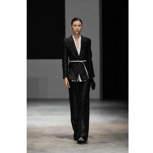 Blazer de Mujer al por Mayor ODILE de Doble Capa, 48% Lana, 43% Poliéster, 9% Seda, Color Blanco - Product Image 2