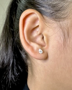 Elegantes Pendientes Solitarios de Diamante Cultivado en Laboratorio con Corte de Pera de Tres Puntas Alargadas, Oro de 10K, Joyería Fina de Lujo, Proveedor Mayorista - Product Image 1