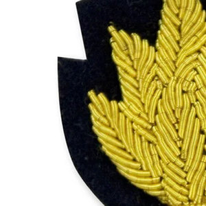 Écussons en fil d'or, brodés à la main, motif couronne, pour blazer, personnalisés, faits à la main, en fil métallique, écusson couronne en velours noir - Product Image 3
