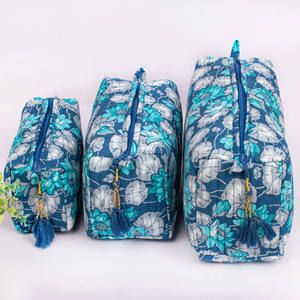 Sac de toilette matelassé en coton imprimé à la main style vintage, grande capacité, pour femmes, personnalisable – Nouveauté très prisée - Product Image 1