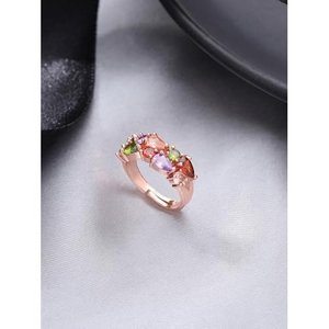 Anillo chapado en oro rosa de 18 quilates con circonita cúbica suiza, piedras multicolores, diseño romántico de flor y enredadera para mujer, para bodas y fiestas. - Product Image 4