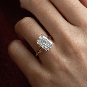 Anillo de Diamante de Laboratorio con Corte Radiante de 5.50CT Personalizado, Oro Amarillo, Proveedor de Joyería Nupcial - Product Image 2