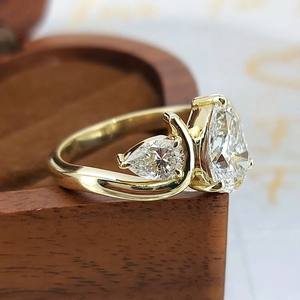 แหวนหมั้นเพชรทรงหยดน้ำสามเม็ด ทองคำขาวชุบโรเดียม 14K เพชร CVD ผลิตในห้องปฏิบัติการ สำหรับผู้หญิง รับรองโดย IGI หรูหรา - Product Image 2