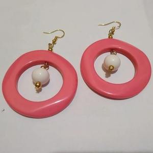 Boucles d'oreilles pendantes rondes en résine faites à la main, écologiques, modernes et élégantes, bijoux de mode pour femmes, pour les sorties quotidiennes, à prix de gros - Product Image 5