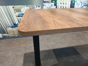 Bureau d'ordinateur moderne réglable en bois avec pieds en métal noir et panneau de contrôle de hauteur - Product Image 4