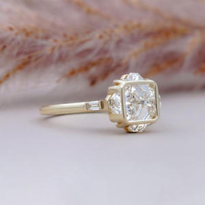 แหวนเพชรทรงแอสเชอร์คัทแบบโมเดิร์น 3 เม็ด ฝังในทองคำเหลือง ประดับเพชรทรงสี่เหลี่ยมแบบเบเซลเซ็ต แหวนเพชรสำหรับหมั้น - Product Image 3