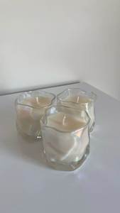 Frasco de vidrio redondo para velas con textura en relieve y sello dorado, perfumado para decoración del hogar - Product Image 2