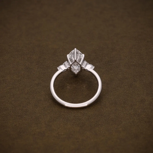 Bague de fiançailles pour femme avec diamant de laboratoire taille marquise, diamant central certifié et diamants latéraux ronds et taille marquise - Product Image 5