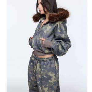 ชุดวอร์มแบบครอปพิมพ์ลายพรางสำหรับผู้หญิงแบบ OEM พร้อมฮู้ดขนสุนัขจิ้งจอกและกางเกงขายาว - Product Image 5