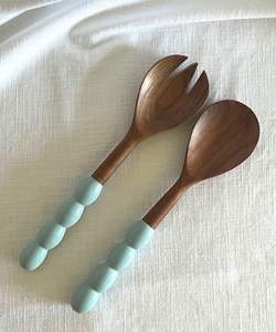 Service à salade en bois et résine, design personnalisé, idéal pour servir la salade à la maison, en cuisine, lors de fêtes et d'événements, à un prix très avantageux. - Product Image 1