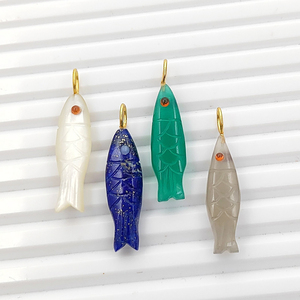 Pendentifs en pierres précieuses sculptées en forme de poisson, faits à la main, en argent sterling 925 plaqué or, breloques poisson sculptées, fournisseur de bijoux poisson faits à la main - Product Image 6
