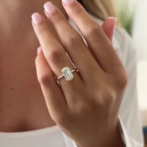 Anillo de Compromiso Moderno con Diamante Cultivado en Laboratorio de Corte Esmeralda de 3.0 CT, Oro de 14K, Media Montura, Elegante para Boda o Propuesta - Product Image 6