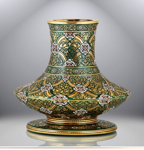 Jarrón marrón tierra decorado con vibrantes motivos florales en forma de estrella en turquesa y rojo. Disponible a precios de mayorista. - Product Image 4