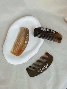 Peigne artisanal vintage en corne de buffle pour usage domestique, brosse coiffante mosaïque avec corne naturelle bouclée, fonction massage antistatique pour la maison - Product Image 1