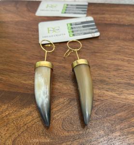 Pendiente nuevo Cuerno de búfalo natural Hecho a mano Negro Color aleatorio Pendientes de dientes grandes Combinación de latón y Cuerno Joyería tribal Bohemia - Product Image 5