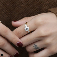 Bague de fiançailles solitaire ronde avec baguette conique, dotée d'un diamant de laboratoire central de 2 carats et de deux pierres latérales de 0,30 carat, 2,30 carats au total