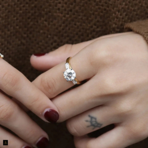 Anillo de Compromiso Solitario Redondo con Baguette Cónico, con Diamante Cultivado en Laboratorio como Piedra Central de 2 Ct y Piedra Lateral de 0.30 Ct TW 2.30 C - Product Image 1