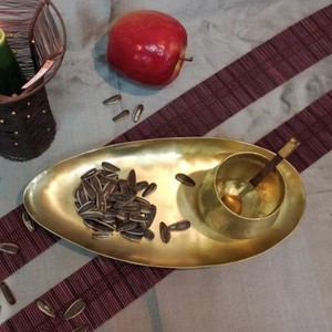 Bandeja de Servir Ovalada de Latón Antiguo Hecha a Mano, Plato Decorativo Minimalista de Metal, Centro de Mesa Premium para Mesa de Café - Product Image 1