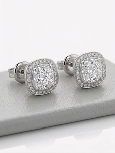 Boucles d'oreilles clous en or blanc 18 carats pour femme, diamants taille coussin, style halo, diamants cultivés, look classique minimaliste, pour usage quotidien - Product Image 3