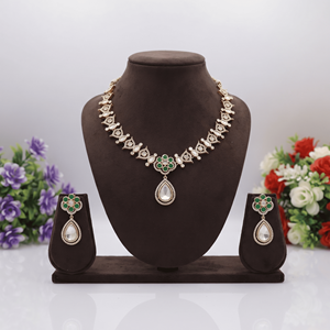 Ensemble collier choker élégant en émeraude et fleurs Kundan avec boucles d'oreilles pendantes assorties, bijoux artisanaux traditionnels pour mariée et fêtes - Product Image 1