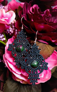 Boucles d'oreilles pendantes artisanales vintage en macramé noir avec rubis zoïsite, style bohème chic, pour soirée, avec cabochon en anyolite, bijoux en pierres précieuses, vente en gros - Product Image 2